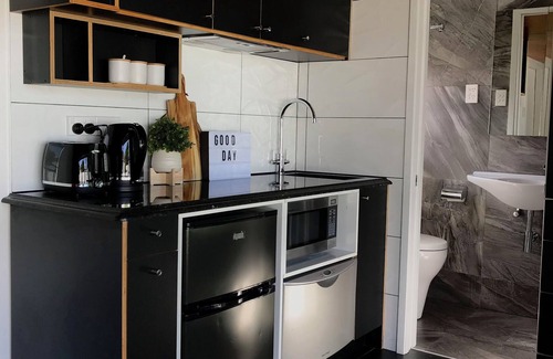 Penrose Apartment | Welcoming Santos Tiny House: A Cozy Retreat in Auckland