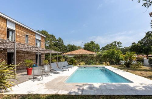 Moliets-et-Maa House | Relax at Santos Villa: Poolside Retreat Near the Beach