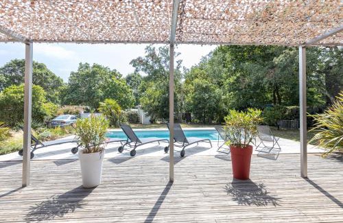 Moliets-et-Maa House | Relax at Santos Villa: Poolside Retreat Near the Beach