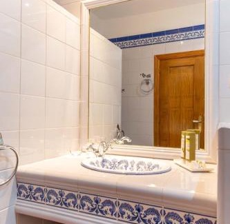 Penarroya de Tastavins Hotel | Pet-Friendly Comfort at Santuario Virgen de la Fuente