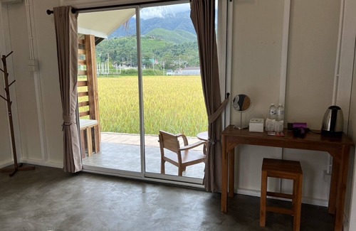 Bo Kluea House | Inviting Sapan Dee View: Family-Friendly with Breakfast Included
