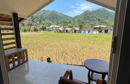 Bo Kluea House | Inviting Sapan Dee View: Family-Friendly with Breakfast Included