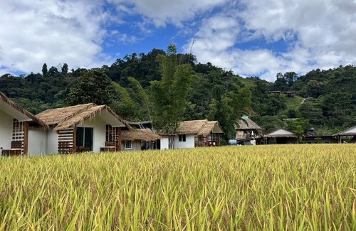 Bo Kluea House | Inviting Sapan Dee View: Family-Friendly with Breakfast Included