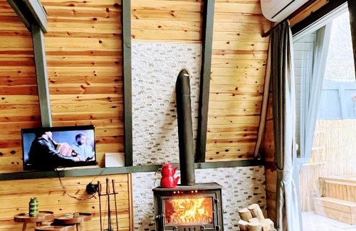 Sapanca Bed & Breakfast | Relax at Sapanca Keyf-i Dere Bungalov with Pool & Hot Tub