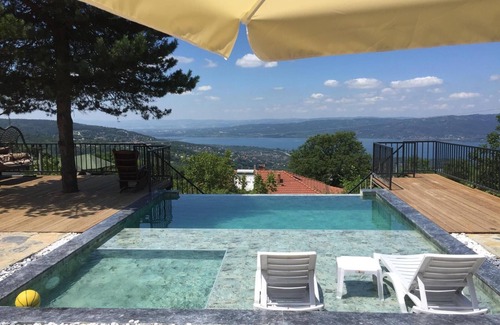 Sapanca Villa | Discover Sapanca Mavi Yeşil Köy Evi: Family-Friendly Retreat