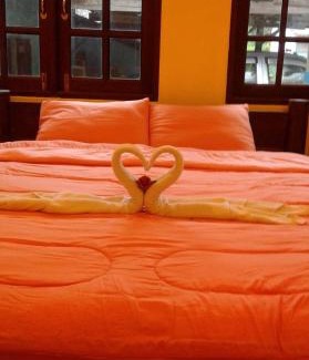 Ko Chang House | Cozy Sapparot Bar & Bungalows with Oceanfront Views