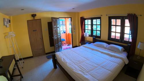 Ko Chang House | Cozy Sapparot Bar & Bungalows with Oceanfront Views