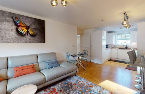Bromley Common and Keston Apartment | Family-Friendly Sapphire Apartment with Kitchen & Breakfast