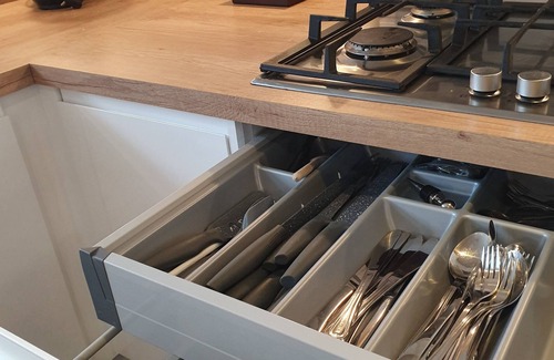 Bromley Common and Keston Apartment | Family-Friendly Sapphire Apartment with Kitchen & Breakfast