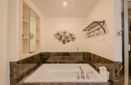 South Padre Island Apartment | Ocean View Sapphire Beachfront Condo: 4-Star Family Retreat