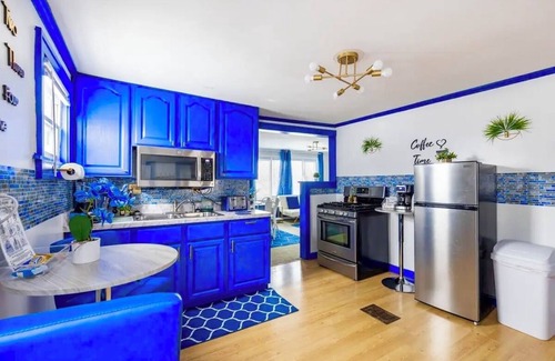Old Brooklyn House | Stylish Sapphire Haven Duplex: Pet-Friendly & Spa Access