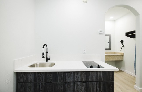 Deer Park Hotel | Experience Comfort at Sapphire Inn and Suites with Breakfast