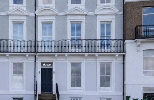 West Cliff Apartment | Ocean-View Sapphire Seas Whitby: Guest Rated 10/10 Stay