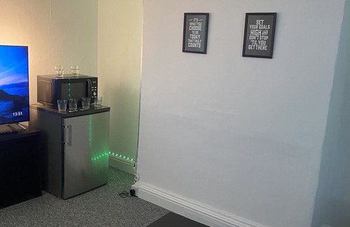 Shipley House | Relaxing Sapphire Suites: Family-Friendly Retreat in Bradford