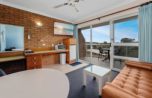 Merimbula Hotel | Relax at Sapphire Waters Motor Inn: Pool, Spa & Family Friendly