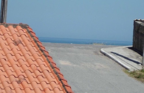 Praia da Vila House | Oceanfront Saquarema Surf: Family-Friendly with Breakfast