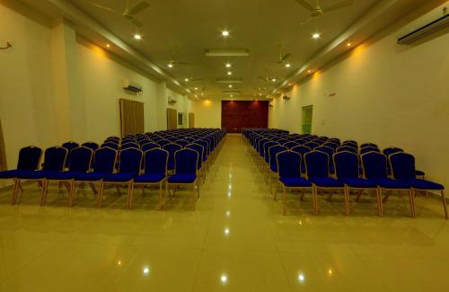 Alwaye Hotel | Convenient Stay at Sara Hotels and Apartments with Breakfast