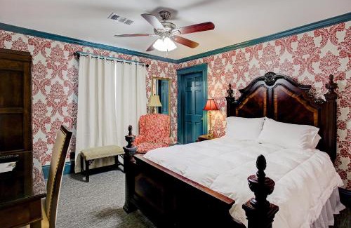 Houston Heights Bed & Breakfast | Discover Sara's Inn on the Boulevard: 4-Star Comfort Awaits