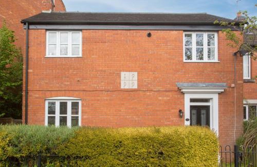 Rocester House | Sarah's House BBQ Parking 10mins To Alton Towers
