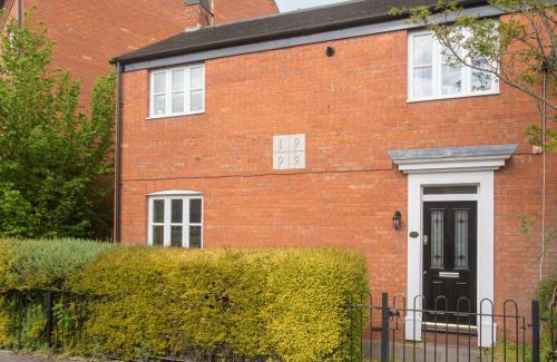 Rocester House | Sarah's House BBQ Parking 10mins To Alton Towers