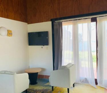 Toula House | Serene Stay at Saralee’s House with Breakfast Included