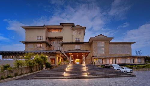 Pokhara Hotel | Experience Comfort at Sarangkot Mountain Lodge - 5 Star Retreat