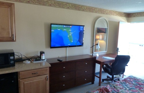 Trailer Estates Hotel | Waterfront Suite at Hotel with Pool & Ocean Views