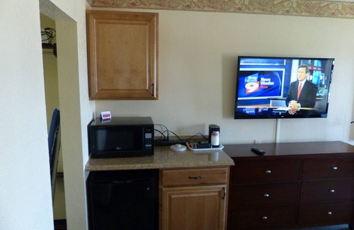 Trailer Estates Hotel | Waterfront Suite at Hotel with Pool & Ocean Views
