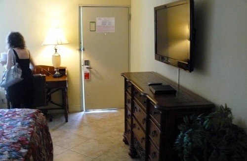 Trailer Estates Hotel | Waterfront Suite at Sara Bay Marina with Ocean View & Spa