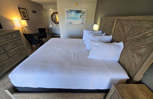 Trailer Estates Hotel | Waterfront Suite at Sara Bay Marina with Ocean View & Spa