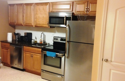 Sarasota Springs Apartment | Prime Sarasota Location with Ocean View and Breakfast