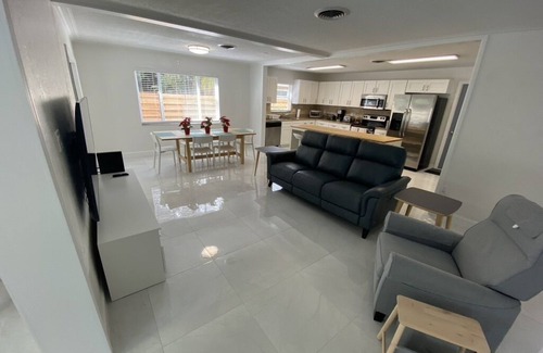 Indian Beach Sapphire Shores House | Sunny Sarasota Home with Ocean View & Pet-Friendly Perks