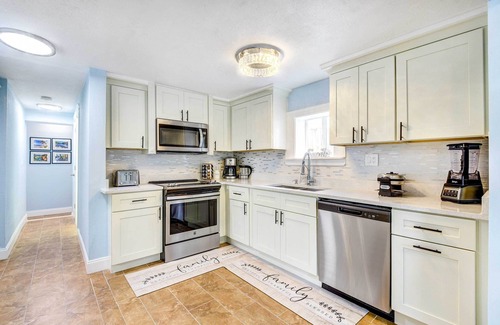 Bayou Oaks House | Cozy Sarasota Home with Screened Porch Near Zoo