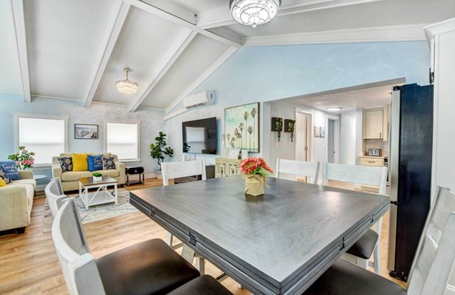 Bayou Oaks House | Cozy Sarasota Home with Screened Porch Near Zoo