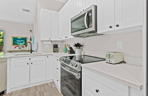 Sarasota House | Discover Sarasota Oasis: Beachside Retreat with Pool & Pets