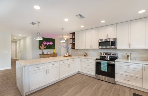 Sarasota House | Discover Sarasota's Oasis: Pool, Spa & Oceanfront Bliss