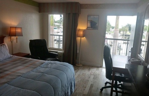 Trailer Estates Hotel | Stylish Waterfront Hotel Room with Pool & Ocean Views