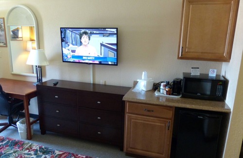 Trailer Estates Hotel | Stylish Waterfront Hotel Room with Pool & Ocean Views