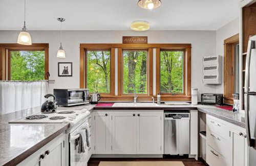 Rotterdam Junction House | Pet-Friendly Saratoga Guest House for Family Getaways