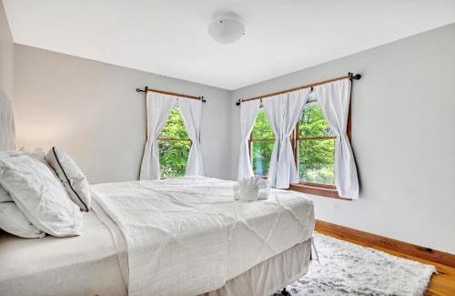 Rotterdam Junction House | Pet-Friendly Saratoga Guest House for Family Getaways
