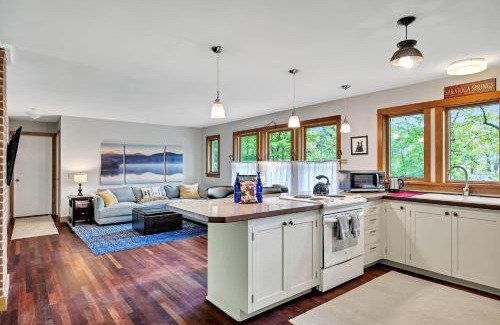 Rotterdam Junction House | Pet-Friendly Saratoga Guest House for Family Getaways