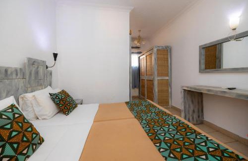 Kololi Hotel | Cozy Sarges Hotel: Oceanfront Pool with Family-Friendly Vibes