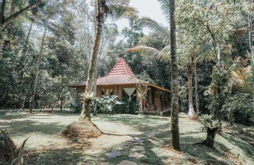 Penebel House | Discover Saridevi Ecolodge: Family-Friendly Retreat with Kitchen