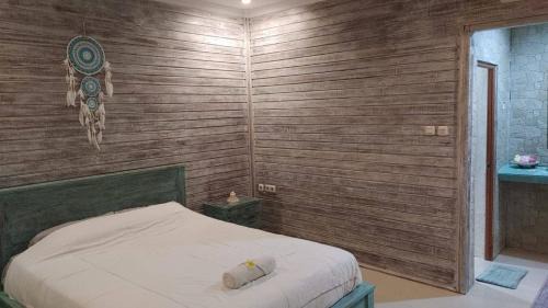 Sampalan Bed & Breakfast | Beachfront Bungalows with Dining and Pet-Friendly Perks