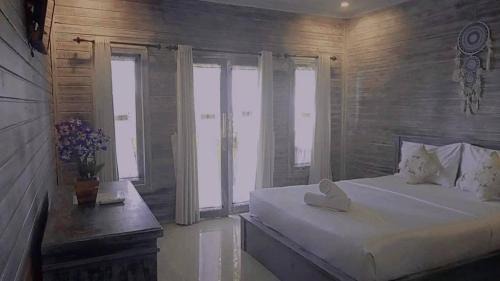 Sampalan Bed & Breakfast | Beachfront Bungalows with Dining and Pet-Friendly Perks