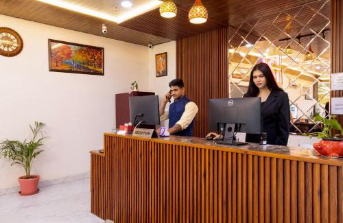 Sector 62 Hotel | Explore Sarla Hotel Inn: 4-Star Comfort with Dining Options