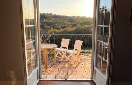 Sarlat-la-Caneda House | Sarlat 4-bedroom Countryside Home with Modern Amenities, Pool,Balcony & Views
