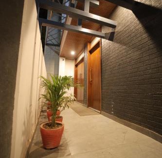 Agra Hotel | Discover Saroj Villa: Pet-Friendly Stay with Breakfast
