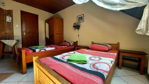 Vecses Bed & Breakfast | Pet-Friendly Stay at Sarokhaz Panzio with Breakfast Included
