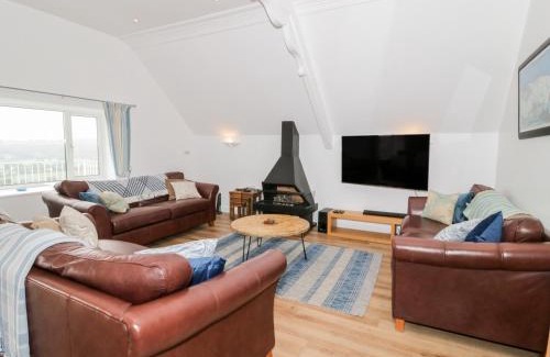 Penrhyn Bay House | Discover Saron Chapel: Pet-Friendly Retreat with 10/10 Reviews
